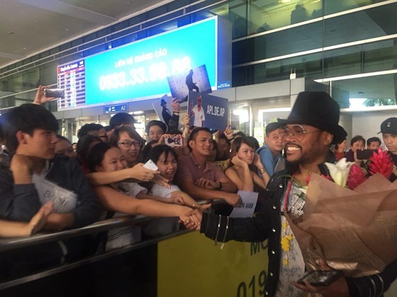 Hundreds of the singer's fans go to the airport to greet him.
