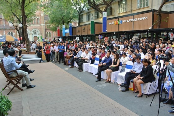 An outdoor discussion in book street