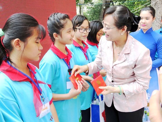 Chairwoman of the city People's Council Nguyen Thi Quyet Tam present gifts to disadvantaged children. (Photo: Sggp)