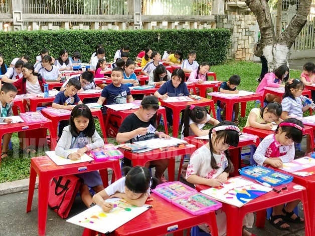 About a hundred elementary and middle school students participate in the painting contest. (Photo: hcmcpv.org.vn) 