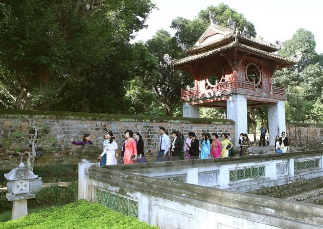 Visitors at Van Mieu - Quoc Tu Giam (Photo VNA)