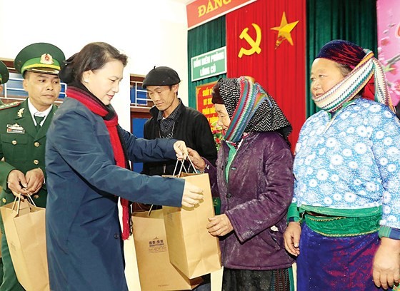Chairwoman of National Assembly (NA) Nguyen Thi Kim Ngan presents Tet gifts to people in Lung Cu commune in Ha Giang Province. (Photo: Sggp)