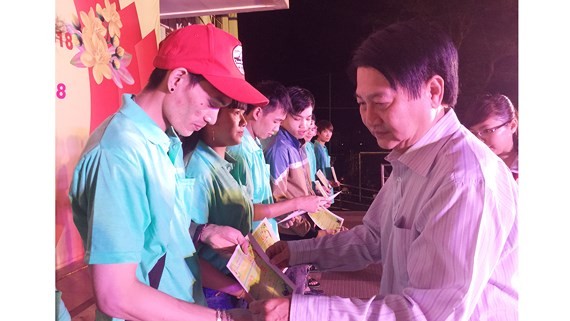 The Labor Union of Ho Chi Minh City handed over 2,326 bus tickets to workers of industrial parks. (Photo: Sggp)