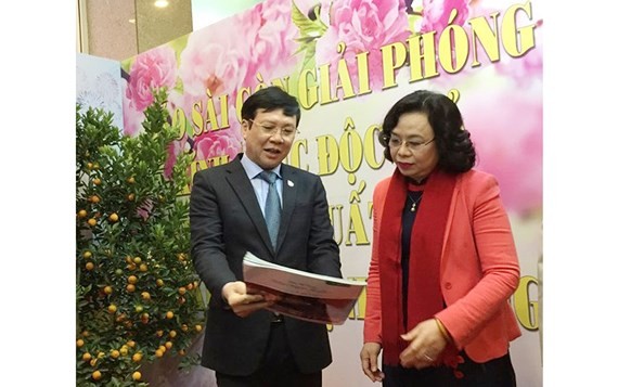 Permanent Deputy Secretary of the Hanoi municipal Party Committee, Ngo Thi Thanh Hang (R ) and Vice Chairman of the Vietnam Journalists' Association Ho Quang Loi visited the Sai Gon Giai Phong Newspaper’s booth. (Photo: Sggp)