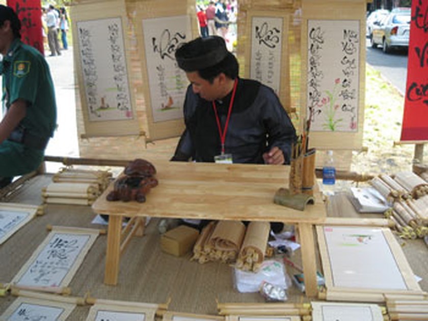A calligrapher in a spring festival on Tet holidays (Photo: KK)