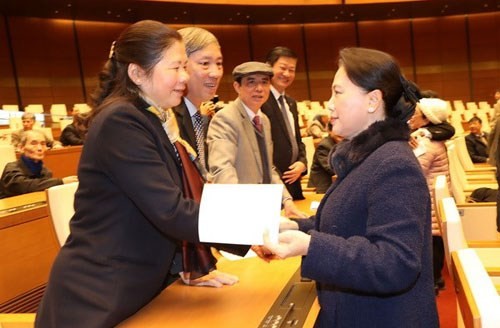 Chairwoman of National Assembly (NA) Nguyen Thi Kim Ngan offers Tet greetings to former NA deputies. (Photo: TTXVN)