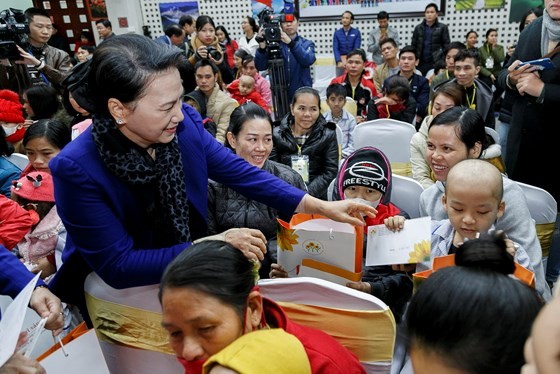 National Assembly Chairwoman Nguyen Thi Kim Ngan offered Tet gifts to children with cancer under treatment at the National Institute of Hematology and Blood Transfusion in Hanoi.