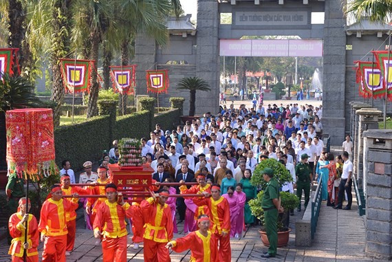 A delegation of high-ranking officials from Ho Chi Minh City attend a  ceremony offering Banh Tet (cylindrical glutinous rice cake) to Hung Kings. (Photo: Sggp)