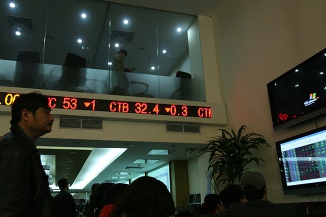 An investor follows transactions at Sai Gon Securities Inc (SSI) in Hanoi. (Photo: VNA)