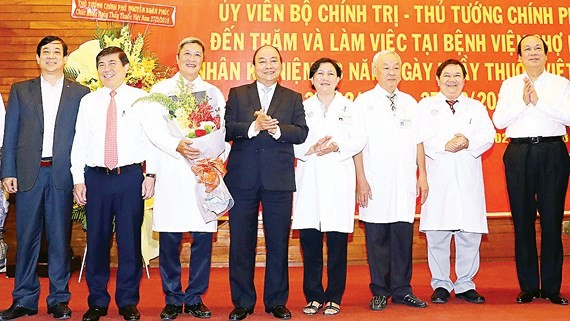Prime Minister Nguyen Xuan Phuc congratulates doctors and medical staffs of Cho Ray Hospital. 