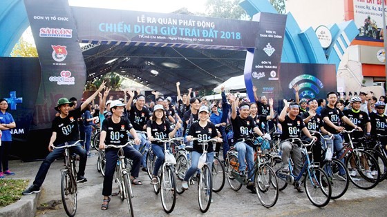 After the launching ceremony, thousands of youth participate in a bicycle parade supporting Earth Hour 2018. (Photo: sggp)