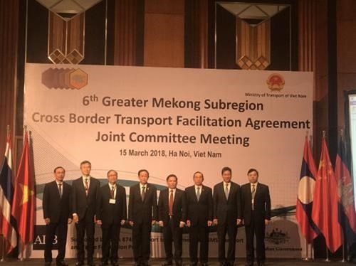 Officials attending the 6th meeting of the Joint Committee for the Greater Mekong Sub-region Cross-Border Transport Facilitation Agreement pose for a photo (Photo: VNA)