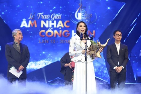 Pop star My Tam wins titles, “Singer of the Year” and “Album of the year” at the Devotion Music Awards 2018. (Photo: Sggp)