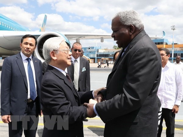 Esteban Lazo Hernandez (R), Politburo member and President of Cuba's National Assembly, welcomes CPV General Secretary Nguyen Phu Trong at Jose Marti International Airport (Photo: VNA)