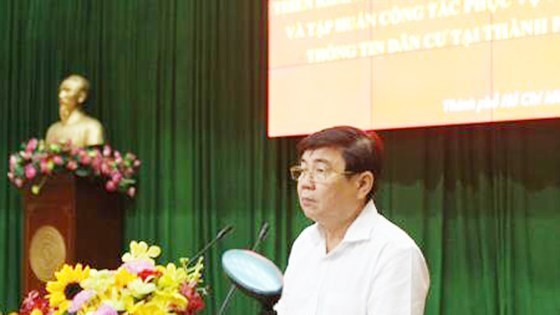 Chairman of the municipal People’s Committee Nguyen Thanh Phong speaks in the meeting. (Photo: TTXVN)