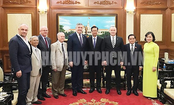 Vice Chairman of the People’s Council of Ho Chi Minh City Pham Duc Hai (4th, R) receives a delegation of the Romania-Vietnam Friendship Parliamentary Group. (Photo: thanhuytphcm.vn)
