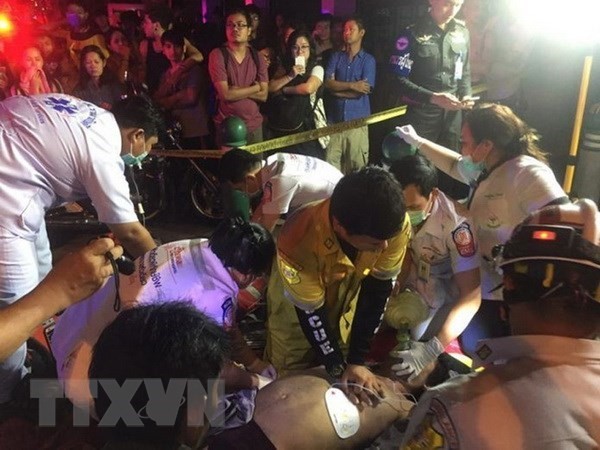 Giving first aid to victims in the fire. (Source: the Nation / VNA)