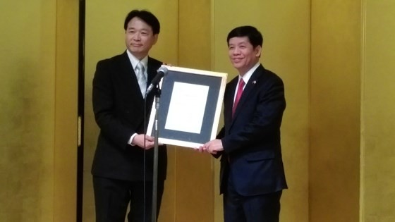 Vietnamese Ambassador to Japan Nguyen Quoc Cuong (R) hands over the Decision appointing Japanese doctor Nagato Natsume  Honorary Consul of Vietnam in Aichi. (Photo: Sggp)