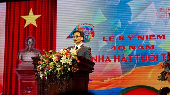 Deputy PM Vu Duc Dam speaks at the ceremony celebrating the 40th anniversary of the establishment of Vietnam Youth Theater. (Photo: Sggp)