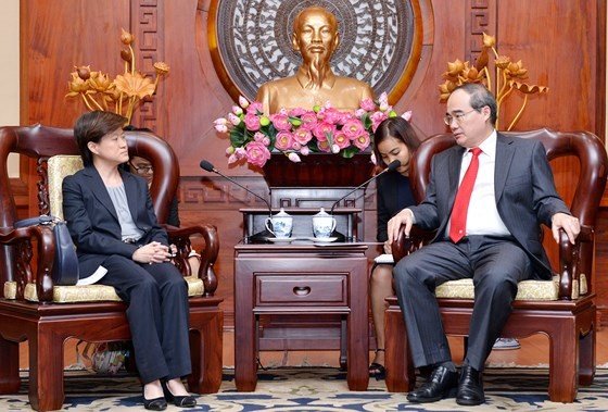 Secretary of HCMC Party Committee Nguyen Thien Nhan (R) receives Singaporean Ambassador to Vietnam Catherine Wong.  (Photo: Sggp)
