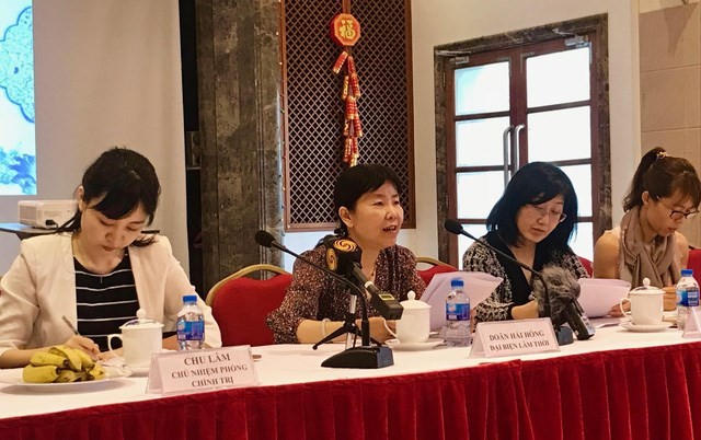 Charge d’affaires of the Chinese Embassy in Vietnam Yin Haihong (second, left) speaks at the meeting (Source: tuoitre.vn)