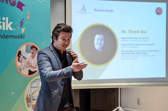 Australian-Vietnamese Musican Thanh Bui, founder of the AMPA Education speaks at the launching ceremony of Kindermusik Vietnam. (Photo: Sggp)