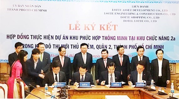The HCMC People’s Committee and Lotte Group signed a contract to develop a smart complex at functional area 2a in Thu Thiem new urban area, District 2, HCMC at the total cost of VND20,100 billion (US$884 million) in 2017. (Photo: Sggp)