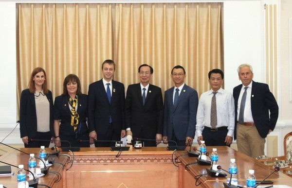 Le Thanh Liem, Vice Chairman of the HCM City People’s Committee (middle), and the Greek guests. (Source: VNA)