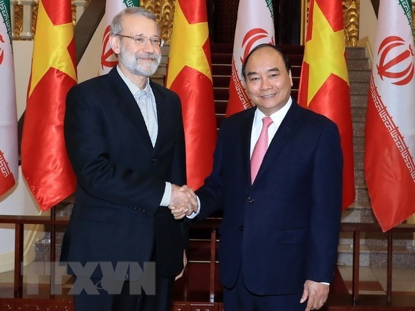Prime Minister Nguyen Xuan Phuc shakes hands with Speaker of the Parliament of Iran Ali Ardeshir Larijani in their meeting in Hanoi on April 16. (Photo: VNA)
