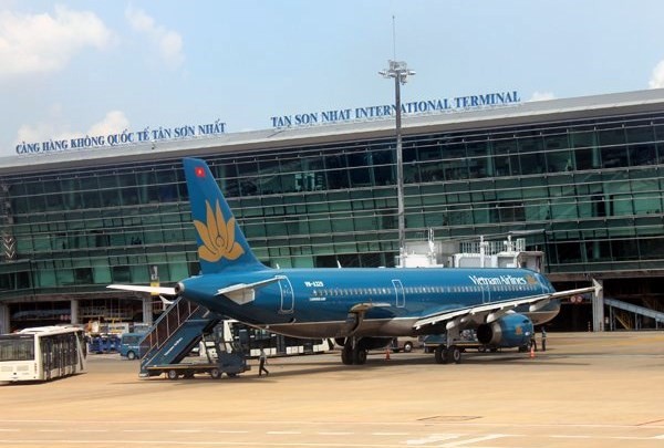 The Tan Son Nhat International Airport has become seriously overloaded, forcing many flights to wait in the air to land (Photo: VNA)