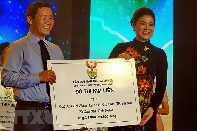South Africa’s Honorary Consul in HCM City Do Thi Kim Lien (R) presents aid worth 1 billion VND to a poverty reduction fund in Hanoi's Gia Lam district (Source: VNA)