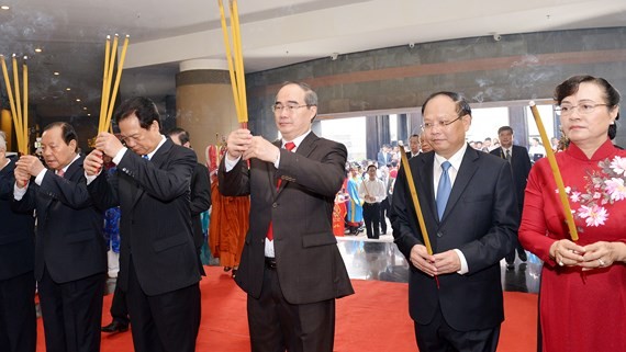 Party and State leaders offered incenses and flowers to commemorate Hung Kings. (Photo: sggp)