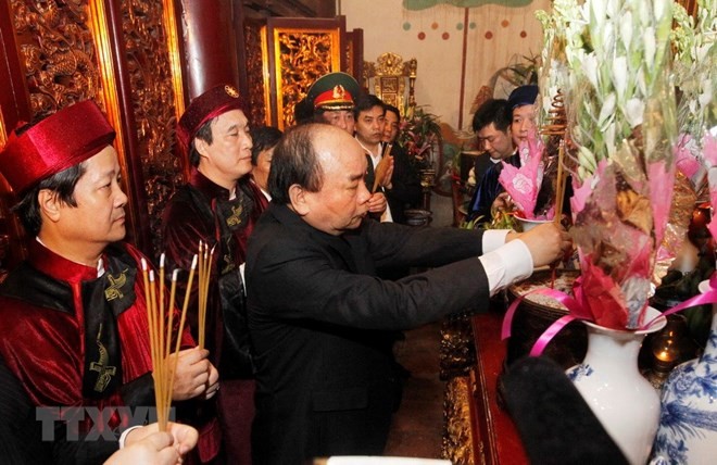PM Nguyen Xuan Phuc and delegates offer incense at Thuong Temple at the Hung Kings Temple Relic Site. (Source: VNA)