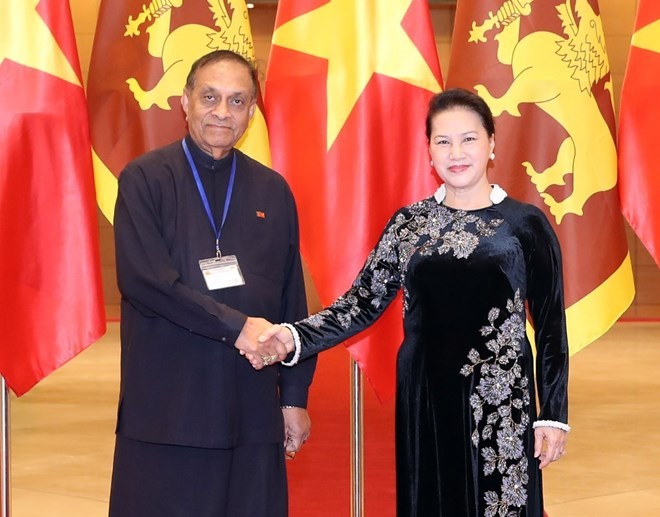 Chairwoman of the Vietnamese National Assembly Nguyen Thi Kim Ngan (R) and Speaker of the Sri Lankan Parliament Karu Jayasuriya (Photo: VNA)