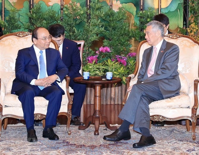 PM Nguyen Xuan Phuc (left) holds talks with Singaporean PM Lee Hsien Loong. (Source: VNA)