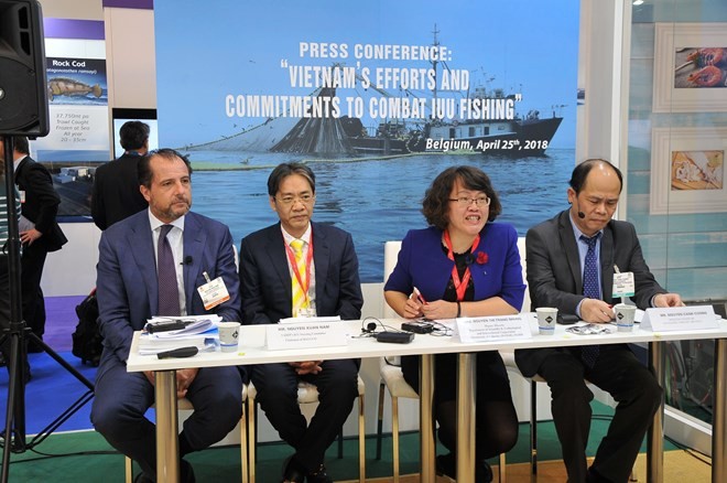 Representatives of the Ministry of Agriculture and Rural Development, VASEP and the Vietnamese Embassy in Belgium hold a press conference at the Seafood Expo Global on April 25 to update on Vietnam's efforts to fight IUU fishing (Photo: VNA)