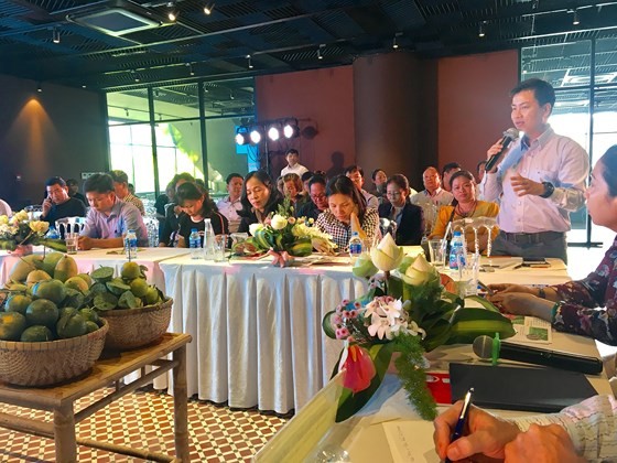 A representative of Lotte Mart speaks at a trade promotional exchange with the participation of businesses of Dong Thap and HCMC. (Photo: Sggp)