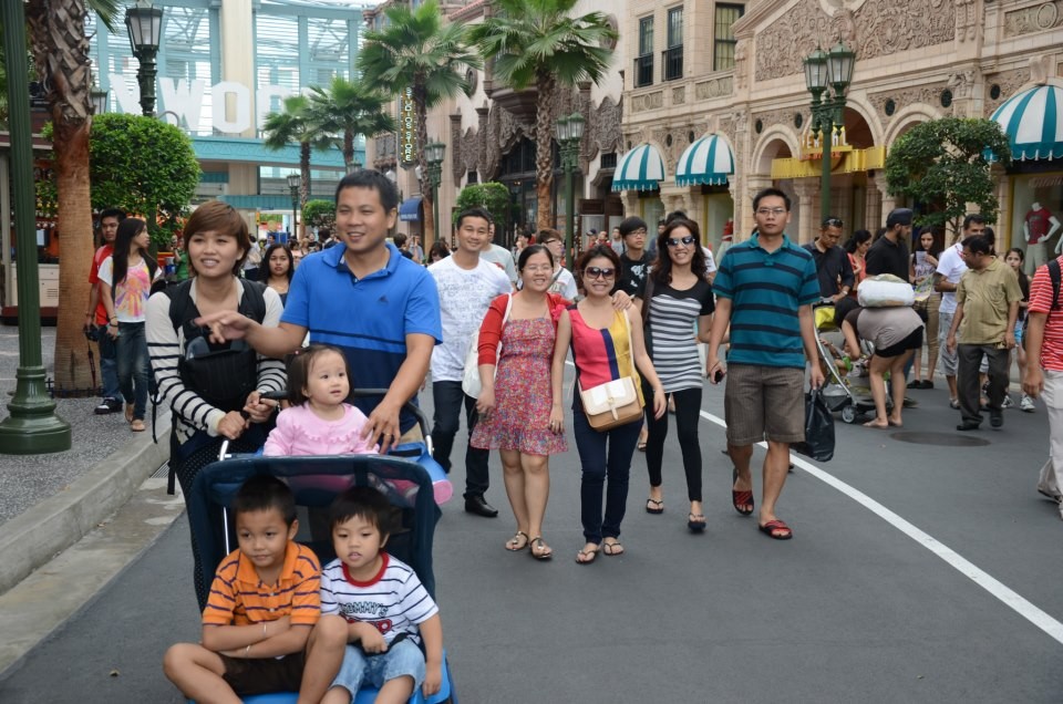 Vietnamese tourists visit Universal Studios Singapore. (Photo: KK)