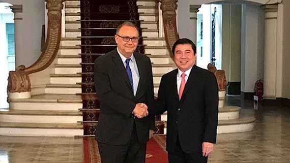 Chairman of the People’s Committee of Ho Chi Minh City Nguyen Thanh Phong receives Ambassador of Peru to Vietnam, Augusto Morelli.  (Photo: Sggp)