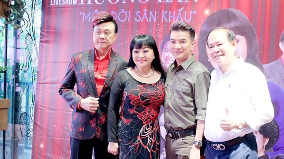 Singer Huong Lan (C ), comedian Chi Tai (L) and singer dam Vinh Hung (2nd, R) at the press conference of the concert (Photo: Sggp)