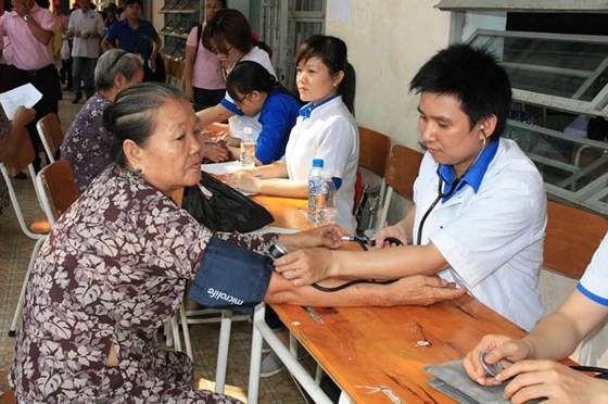 Young doctors provide free health check-ups to elderly. (Photo: Sggp)