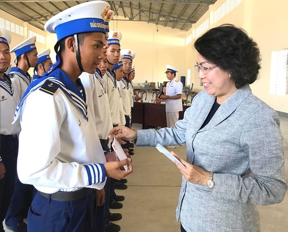 Chairwoman of Vietnam Fatherland Front Committee in Ho Chi Minh City To Thi Bich Chau offers gifts to new soldiers of Brigade’s 146 battalion 862 - Navy Region 4. (Photo: Sggp)