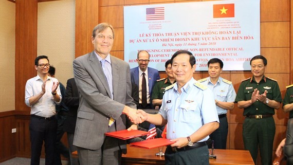 The US Agency for International Development (USAID) and the Vietnamese Defence Ministry sign an agreement on non-refundable aid on cleaning dioxin-contaminated soil at Bien Hoa Airport. (Photo: sggp)