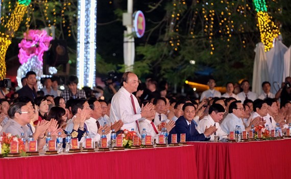Prime Minister Nguyen Xuan Phuc attends the opening ceremony of the festival. (Photo: VGP)
