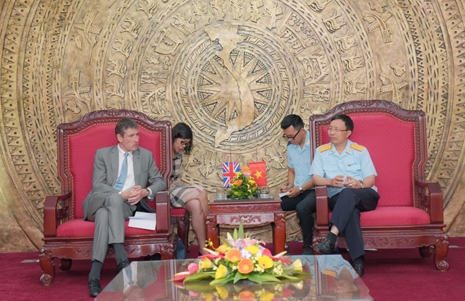 Director of the General Department of Vietnam Customs Nguyen Van Can (R) hosts UK Ambassador to Vietnam Giles Lever (Photo: VNA)
