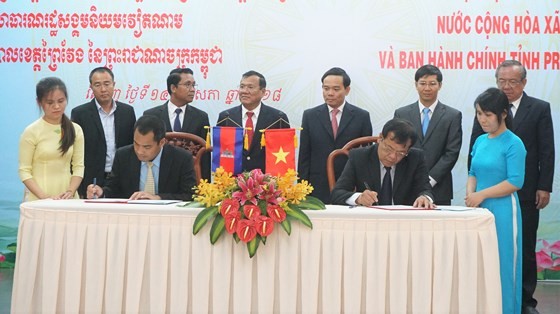 At the signing ceremony of cooperation agreement between Vietnam’s Tay Ninh province and Prey Veng province of Cambodia  (Photo: Sggp)