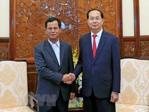 President Tran Dai Quang (R) receives Lao Deputy Minister of Public Security Kongthong Phongvichit (Photo: VNA)