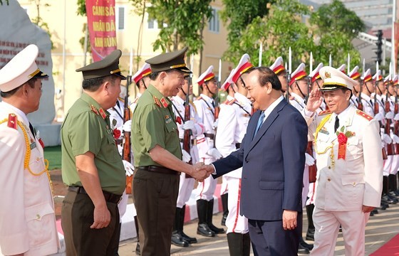 PM Nguyen Xuan Phuc congratulates staff members and teachers of the People’s Police Academy. (Photo: VGP)