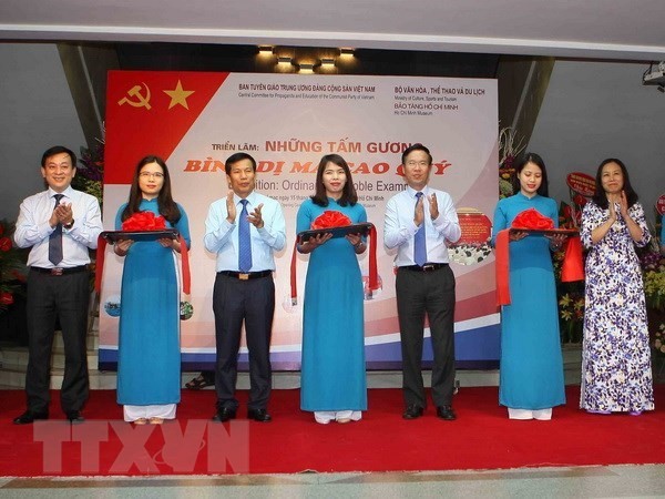 Head of the Party Central Committee's Commission for Communications and Education Vo Van Thuong attends the opening ceremony of the exhibition. (Photo: TTXVN)