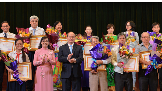 Secretary of HCM City Party Committee Nguyen Thien Nhan presents certificates of merit to honored individuals and units.  (Photo: Sggp)